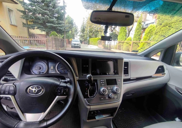 Toyota Sienna cena 119000 przebieg: 84000, rok produkcji 2016 z Białystok małe 92